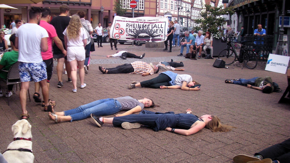 ANF | Die-In Flashmob gegen Krieg in Celler Innenstadt